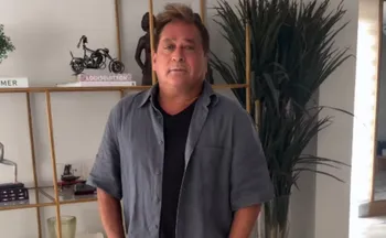 Imagem ilustrativa da imagem Leonardo comemora alta hospitalar e brinca: 'Não foi dessa vez'