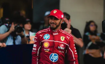 Imagem ilustrativa da imagem Lewis Hamilton vive inferno astral em primeiro ano na Ferrari