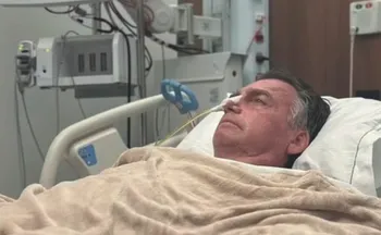 Imagem ilustrativa da imagem Médicos avaliam novos procedimentos em Bolsonaro, diz Carlos