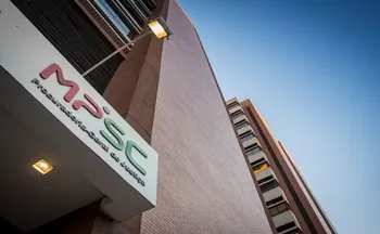 Imagem ilustrativa da imagem Menina de 13 anos vai registrar bebê e padrasto é preso por estupro em SC