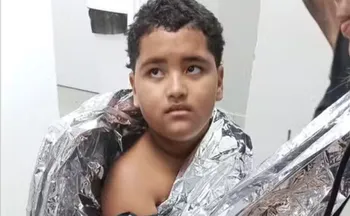 Imagem ilustrativa da imagem Menino é encontrado após 8 horas à deriva no mar