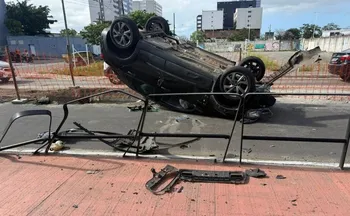 Imagem ilustrativa da imagem Motorista tenta desviar de buraco, capota o carro e provoca trânsito em Vila Velha