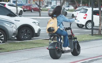 Imagem ilustrativa da imagem Multa de R$ 293,47 para moto elétrica sem placa no Espírito Santo