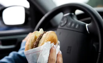 Imagem ilustrativa da imagem Pode comer e beber ao volante? E dirigir de chinelos? Tire dúvidas antes de viajar
