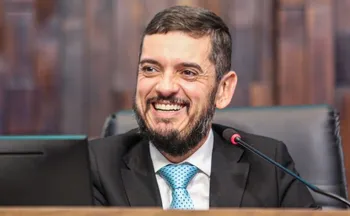 Imagem ilustrativa da imagem Presidente da Alerj, Rodrigo Bacellar (União), é preso no RJ