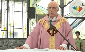 Imagem ilustrativa da imagem Proibido de usar redes, padre Júlio diz que missas online farão falta