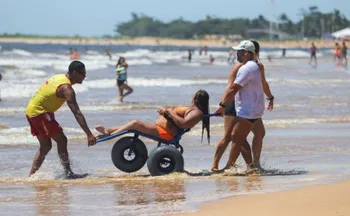 Imagem ilustrativa da imagem Projeto que oferece banho de mar para pessoas com deficiência está de volta