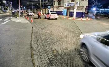 Imagem ilustrativa da imagem Recapeamento da Leitão da Silva avança e conclui primeiro sentido da via