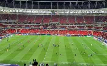 Imagem ilustrativa da imagem Torcedor do Flamengo fica preso 4 dias em Doha por documento falso em jogo