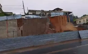 Imagem ilustrativa da imagem VÍDEO | Três casas são interditadas após muro desabar no Sul do ES