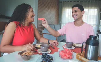 Imagem ilustrativa da imagem Vetar celular na hora da refeição fortalece vínculos