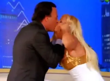 Imagem ilustrativa da imagem Acusado de abuso sexual, Julio Iglesias já forçou beijos em apresentadora