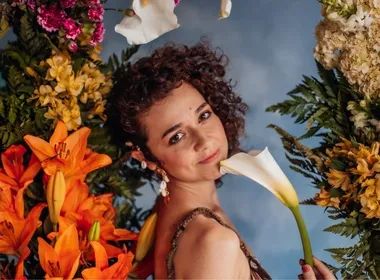 Imagem ilustrativa da imagem Aline Maria entre flores, espinhos e música em álbum