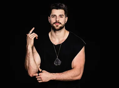 Imagem ilustrativa da imagem Alok interrompe show em cruzeiro após forte ventania arrastar pessoas e objetos