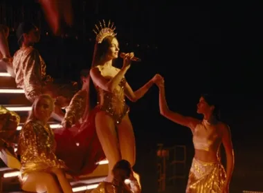 Imagem ilustrativa da imagem Anne Hathaway aparece como diva pop em trailer de novo filme