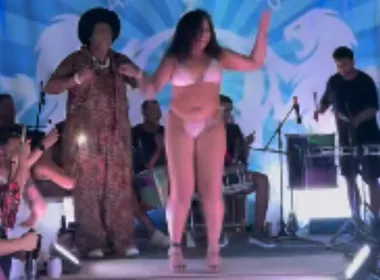 Imagem ilustrativa da imagem Candidata à corte do Carnaval Capixaba viraliza por usar tornozeleira eletrônica