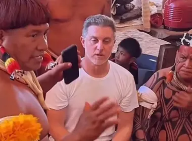 Imagem ilustrativa da imagem Em gravação com indígenas, Luciano Huck proíbe celular e roupa