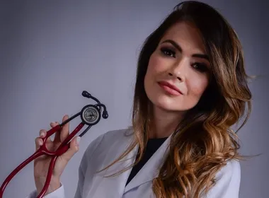 Imagem ilustrativa da imagem Fani Pacheco: "Medicina foi o maior desafio da minha vida"