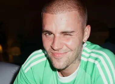 Imagem ilustrativa da imagem Justin Bieber relata queda de skate elétrico: "Até cantar, rir, tudo dói"