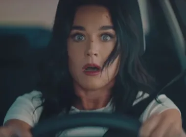 Imagem ilustrativa da imagem Katy Perry cai muito em vídeo com prévia de 'Bandaids'