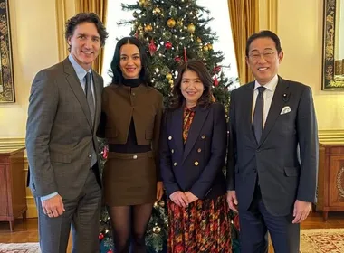 Imagem ilustrativa da imagem Katy Perry oficializa namoro com Trudeau em foto com político japonês