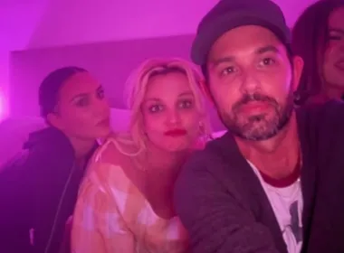 Imagem ilustrativa da imagem Kim Kardashian recebe Britney Spears para noite do pijama na Califórnia