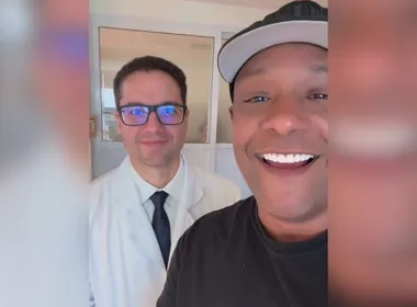 Imagem ilustrativa da imagem Márcio Victor, vocalista do Psirico, recebe alta após infarto e internação na UTI