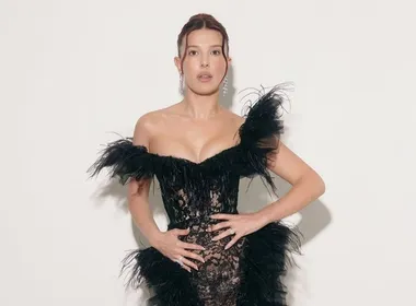 Imagem ilustrativa da imagem Millie Bobby Brown se revolta com fotógrafo em pré-estreia: 'Sorria você'