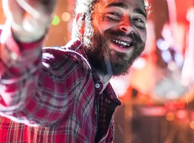 Imagem ilustrativa da imagem Post Malone põe fim à disputa judicial pela guarda da filha de 3 anos