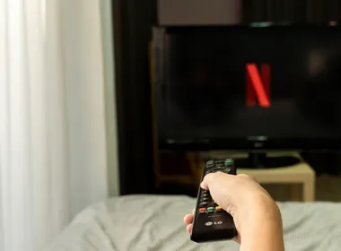 Imagem ilustrativa da imagem Streaming está caro? Preços triplicaram desde estreia da Netflix no Brasil