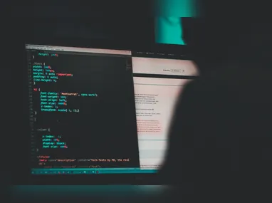 Criança usa celular: perigos