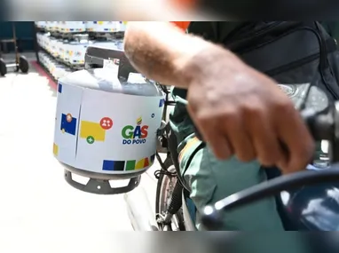 Escombros da casa do idoso que acabou incendiada em Vista da Serra I