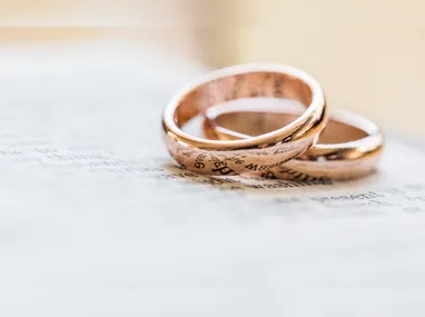 Poluição visual é provocada pela fiação excedente, muitas vezes abandonada por operadoras de telefonia, TV e internet