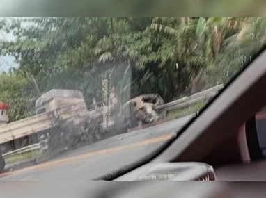 Imagem ilustrativa da imagem Acidente em rodovia deixa três feridos e provoca incêndio no ES