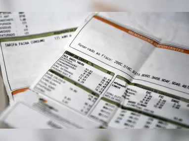 Imagem ilustrativa da imagem Aneel mantém bandeira vermelha 1 na conta de luz em novembro