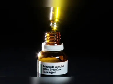 Alexandra Góis Andrian, 52 anos, usa cannabis medicinal há cinco anos para tratar dores crônicas na coluna e relata melhora na qualidade de vida