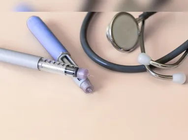 Paciente aplica o medicamento: médicos 
dizem que é importante priorizar a compra em farmácias de confiança