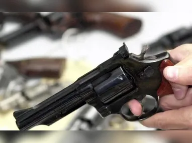 Imagem ilustrativa da imagem Arsenal dos bandidos ficou mais forte e novo após decretos pró-armas, diz estudo