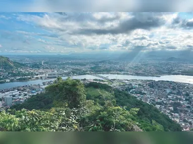 De frente para o mar de Ubu, Maria da Penha Garcia mantém viva a tradição da culinária capixaba no Restaurante Moqueca do Garcia