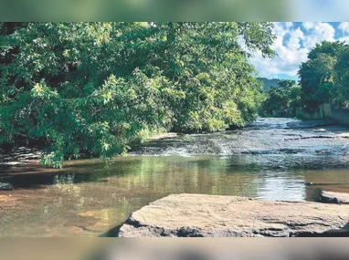 Dona Jovelina Freitas, de 73 anos, mantém viva a tradição do cavaco, biscoito típico de Iconha que atravessa gerações e carrega a herança dos imigrantes italianos