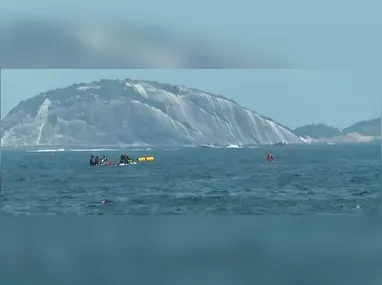 Um ultraleve caiu no mar da Praia de Copacabana, no Rio de Janeiro, no início da tarde deste sábado, 27. A aeronave sobrevoava o local para fazer propagandas