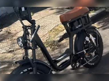 Imagem ilustrativa da imagem Bandidos roubam bike elétrica e agridem advogada na Praia do Canto