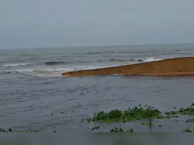Imagem ilustrativa da imagem Barra da Lagoa de Carapebus se rompe após dia de fortes chuvas