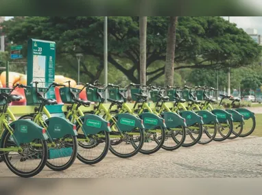 Passageiro aguarda em aeroporto voo atrasado: recurso da Azul em relação à aplicação do Código do Consumidor