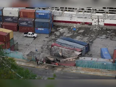 Pedestres caminham em frente ao palácio presidencial de Miraflores e tentam fugir após explosões no centro de Caracas