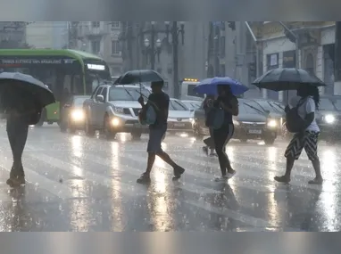 Incêncio provocou a retirada de pacientes às pressas da unidade