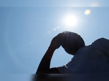 Praia lotada em Vila Velha: especialistas recomendam  evitar horários em que o sol esteja muito forte