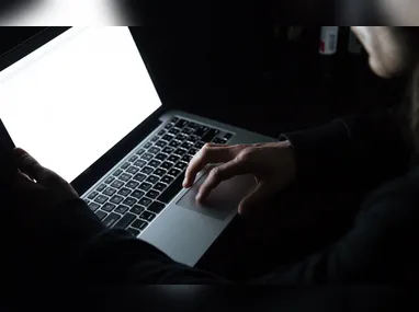 Carreta-cegonha tombou em viaduto