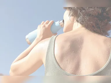 Motociclistas e motoristas disputaram espaços no meio da rua