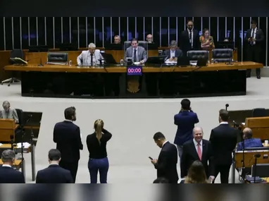 Glauber Braga é retirado à força após tentar ocupar cadeira de presidente da Câmara